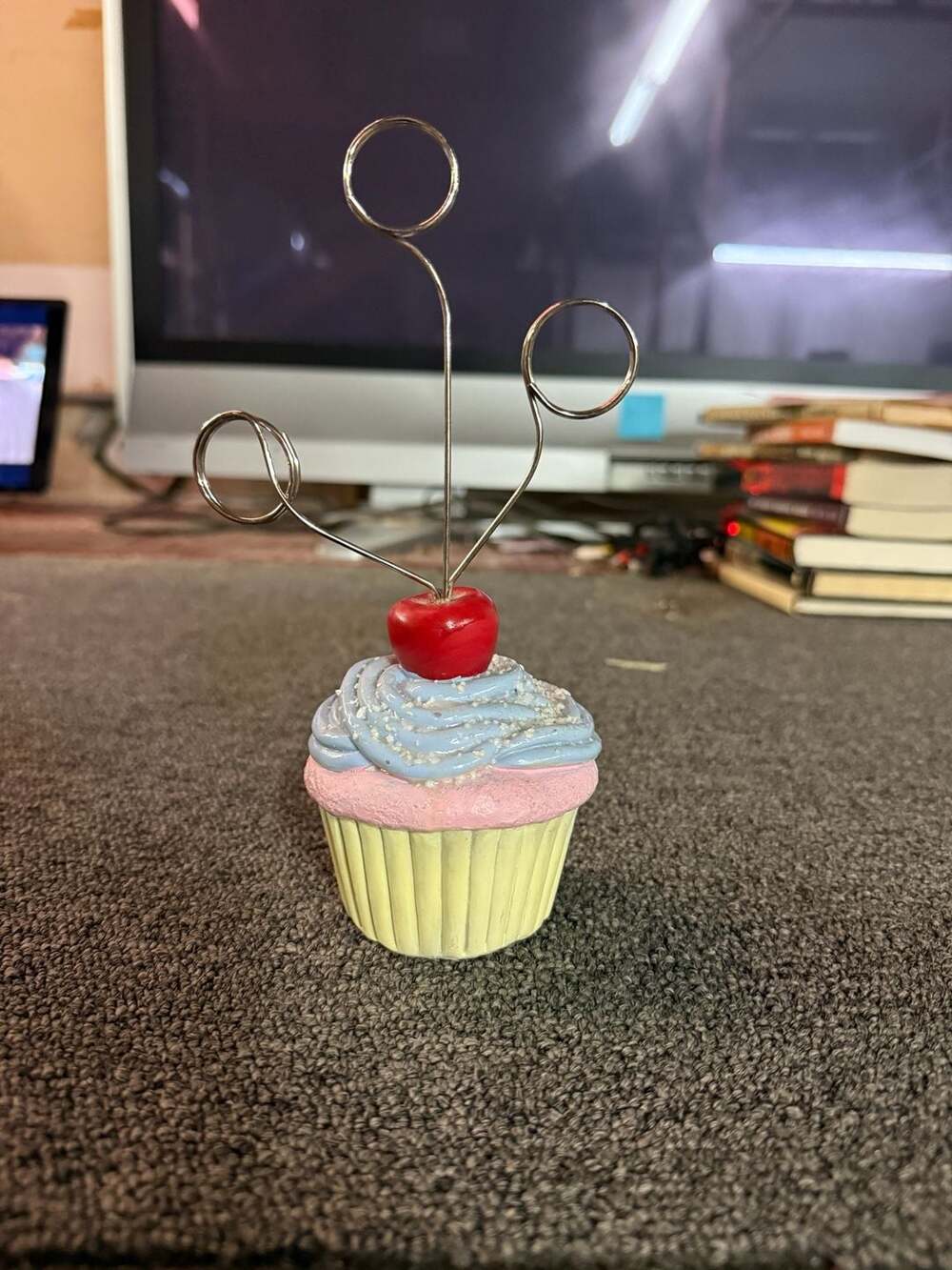 Cupcake Resin Note And Photo Holder With 3 Prong Wire Clip